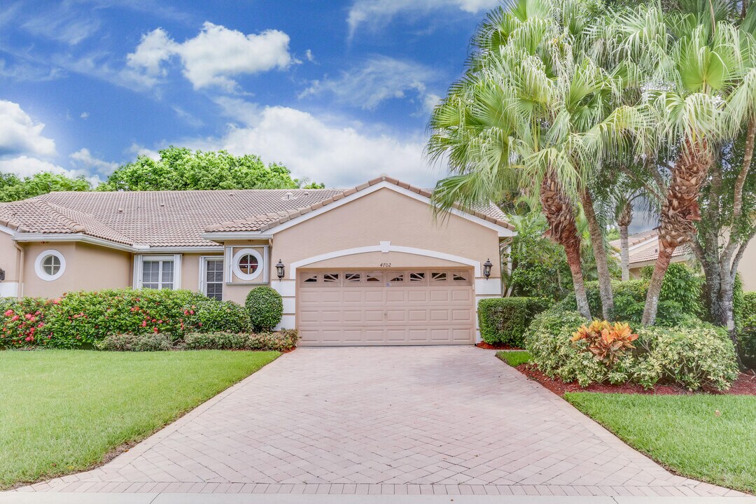 4702 Carlton Golf Dr in Wellington, FL - Building Photo