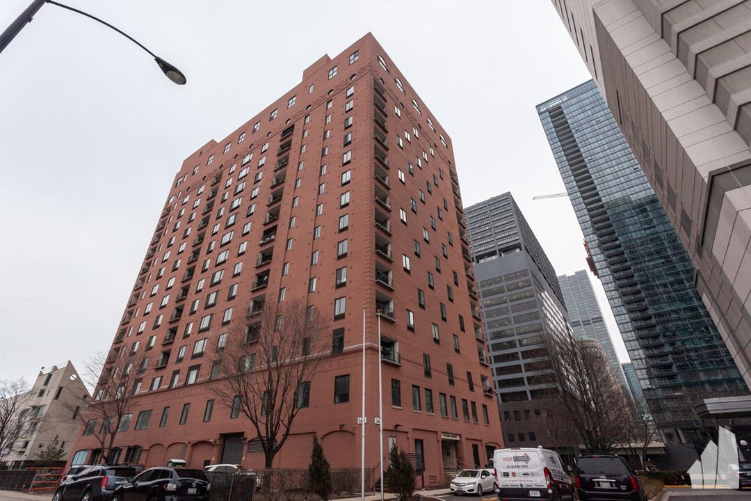 345 N Canal St, Unit 402 in Chicago, IL - Building Photo