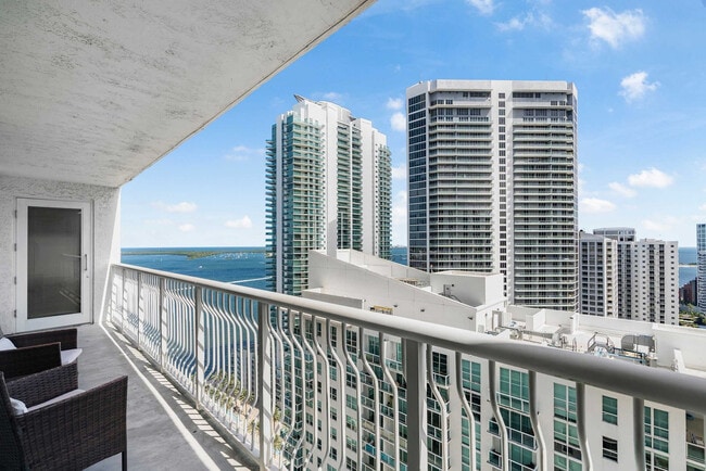 1 SE 12th St in Miami, FL - Building Photo - Building Photo