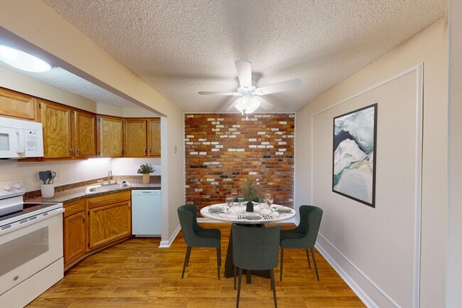 Regency Court in Orchard Park, NY - Foto de edificio - Building Photo