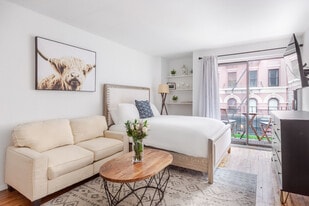 328 W 11th St in New York, NY - Building Photo