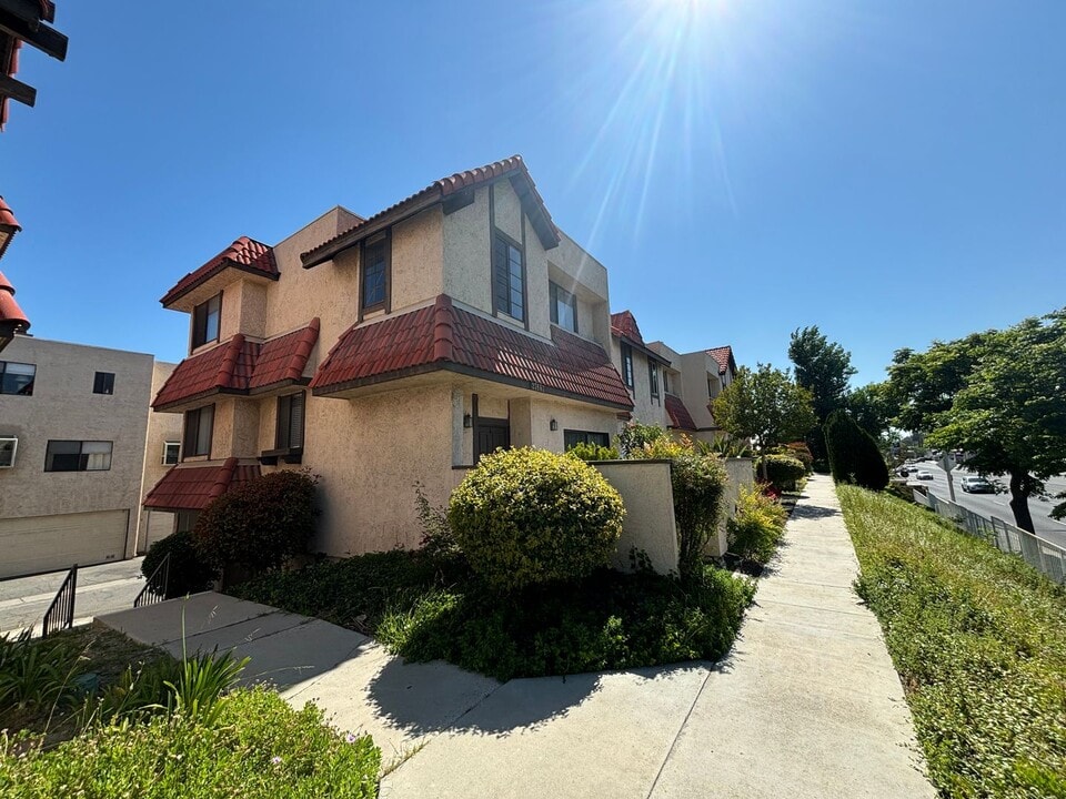 27667 Ironstone Dr in Santa Clarita, CA - Building Photo