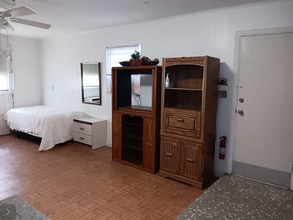 137 White St, Unit 2 in Daytona Beach, FL - Foto de edificio - Building Photo