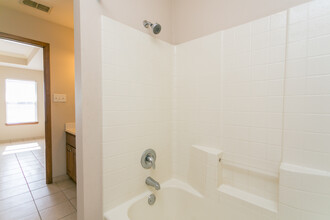 16160 Rolling Meadows Dr in Lindale, TX - Foto de edificio - Building Photo