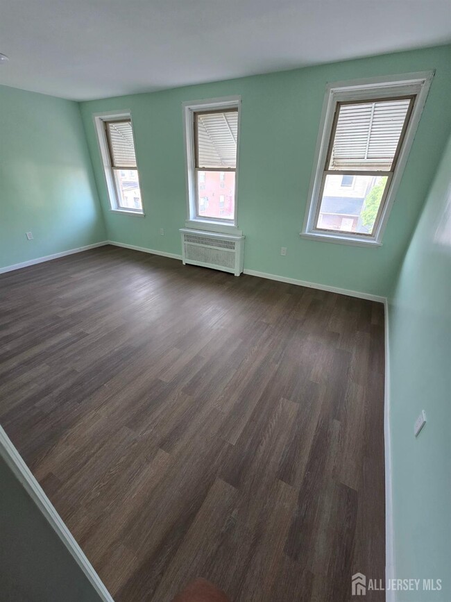 557 Roosevelt Ave
