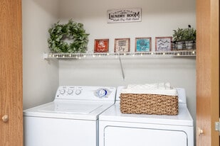 Hillcrest Park Apartments-Student Housing in Cedar Falls, IA - Building Photo