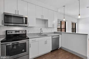 303 McMechen St in Baltimore, MD - Building Photo