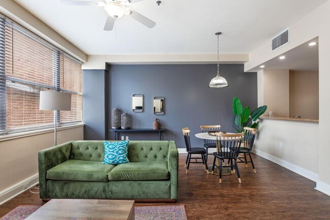 925 Common St in New Orleans, LA - Foto de edificio - Building Photo