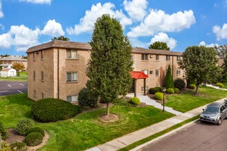 Pear Tree Court in Stowe, PA - Foto de edificio - Building Photo