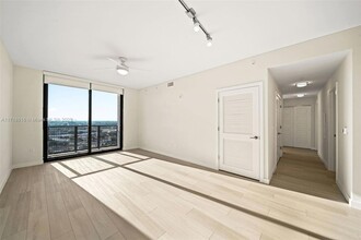 555 NE 8th St, Unit 1308 in Fort Lauderdale, FL - Building Photo - Building Photo