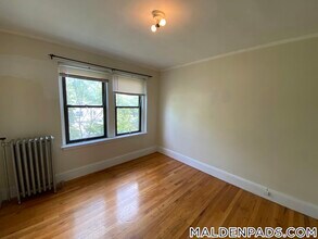349 Pleasant St, Unit B3-5 in Malden, MA - Foto de edificio - Building Photo