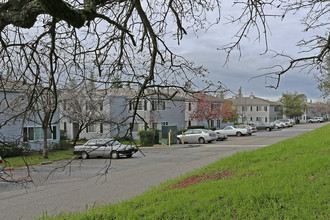 Colonial Village in Auburn, CA - Foto de edificio - Building Photo