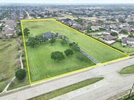 4002 Dixie Farm Rd in Pearland, TX - Building Photo