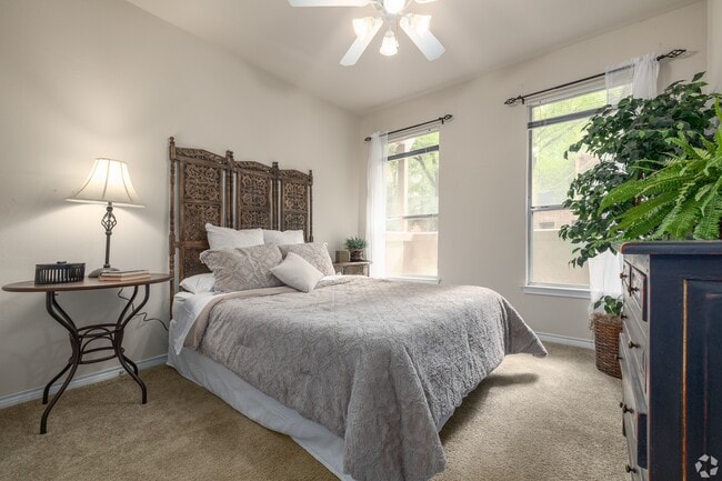 Refugio Place in San Antonio, TX - Building Photo - Building Photo