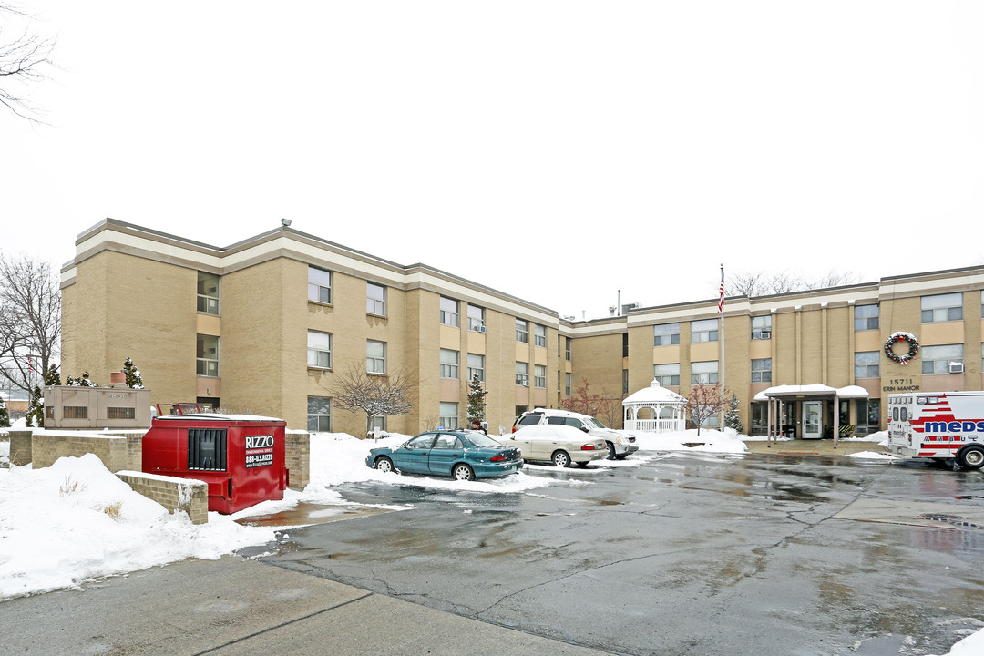 Erin Manor Apartments in Eastpointe, MI - Building Photo