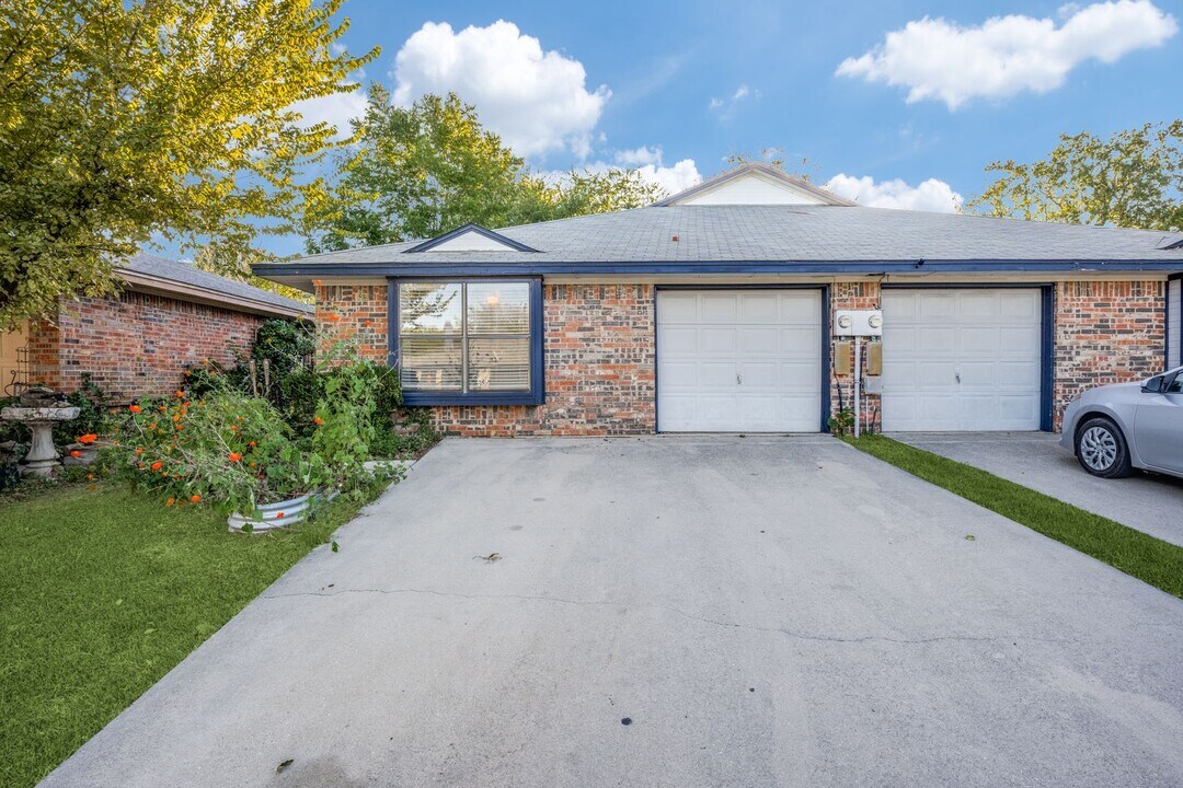 325 Casie Ct in Denton, TX - Building Photo