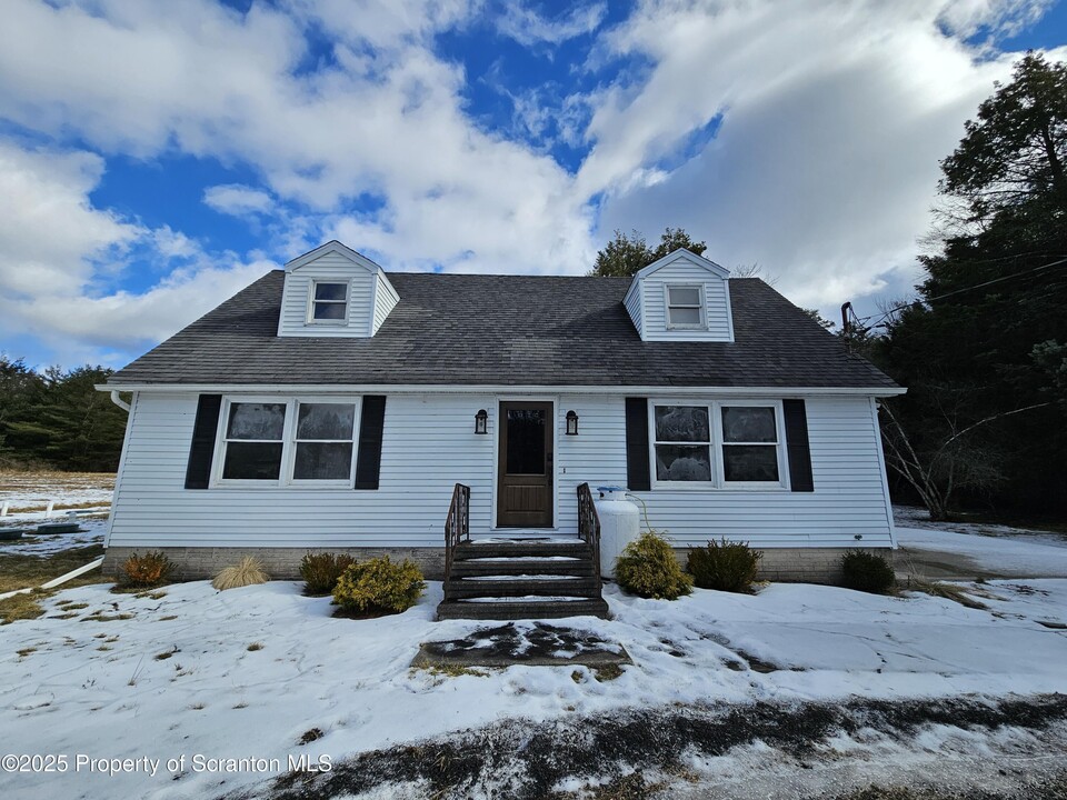 22 Suetta Ln in Moscow, PA - Building Photo