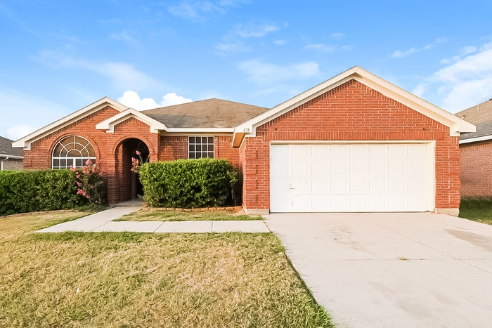 616 White Swan Dr in Arlington, TX - Building Photo