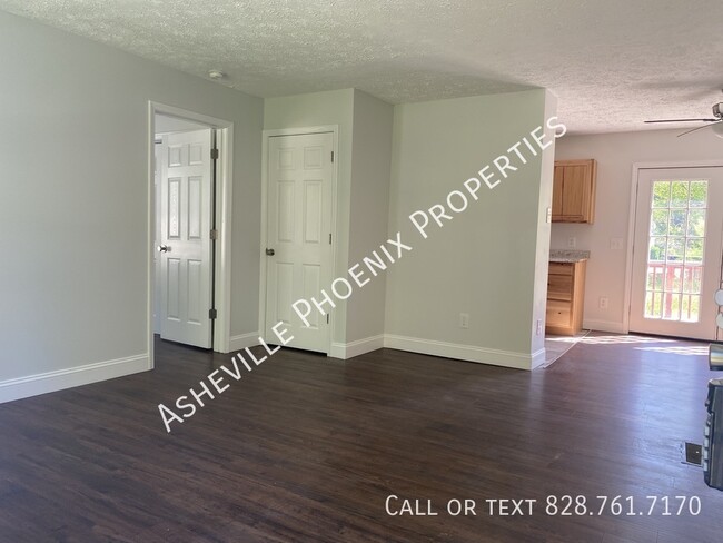 28 Iris St in Asheville, NC - Building Photo - Building Photo