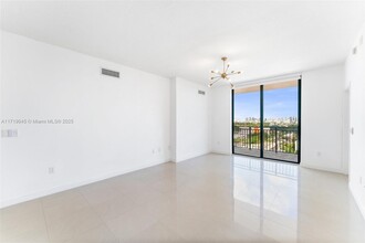 888 S Douglas Rd, Unit 905 in Coral Gables, FL - Foto de edificio - Building Photo