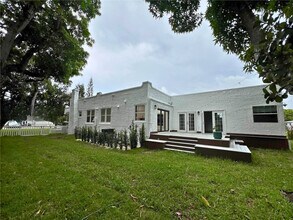 130 SW 1st Ave in Hallandale Beach, FL - Foto de edificio - Building Photo