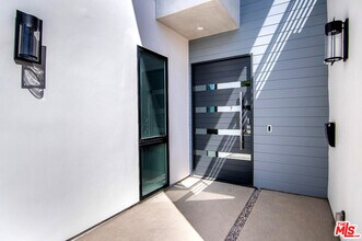 2122 Castle Heights Ave in Los Angeles, CA - Building Photo - Building Photo