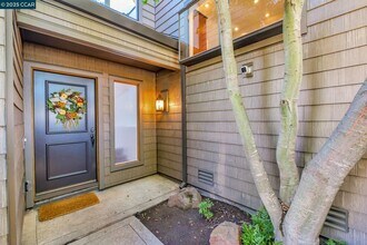 1949 Highridge Ct in Walnut Creek, CA - Foto de edificio - Building Photo