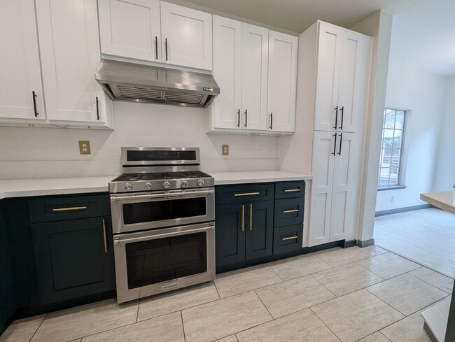 14078 Lemoli Way in Hawthorne, CA - Foto de edificio - Building Photo