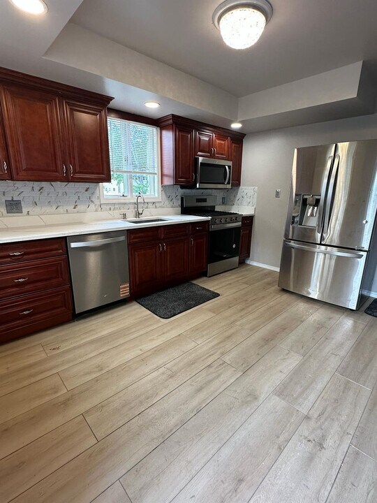 80 Newton Blvd in Lake Ronkonkoma, NY - Building Photo