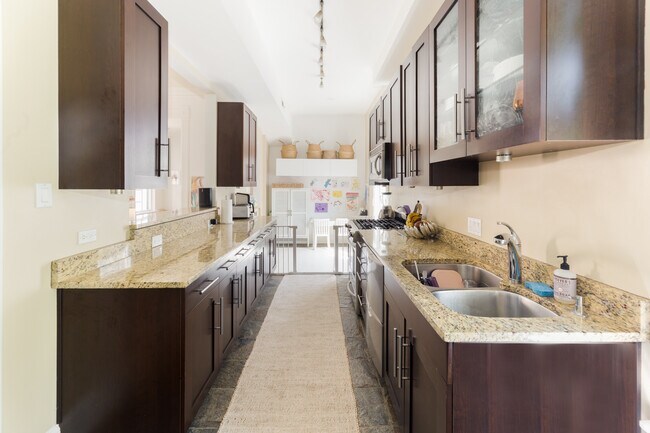 2013 W Evergreen Ave in Chicago, IL - Building Photo - Building Photo