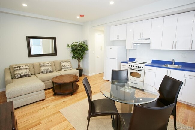215 E Broadway in Long Beach, NY - Building Photo - Building Photo