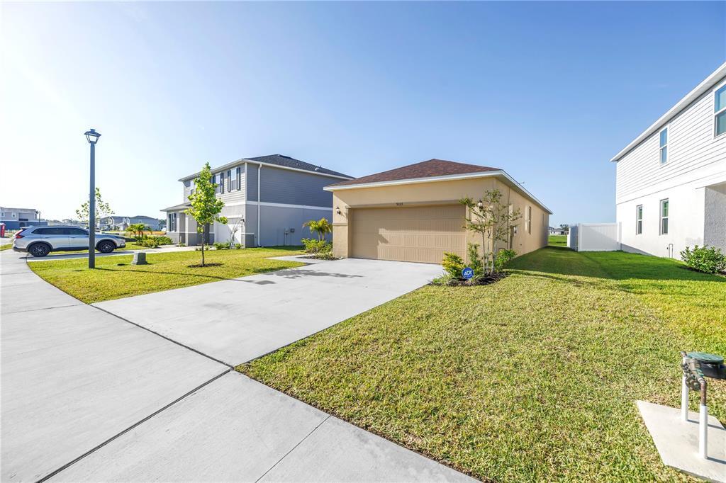9335 Sandy Bluffs Circle in Parrish, FL - Building Photo
