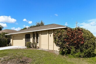 2123 SE 3rd St in Cape Coral, FL - Foto de edificio - Building Photo