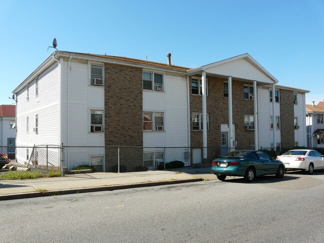 680 N Main St in Fall River, MA - Building Photo - Building Photo