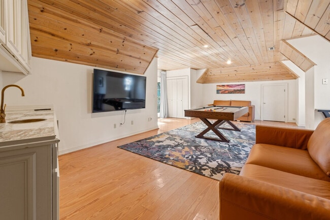 6408 E Mercer Way in Mercer Island, WA - Foto de edificio - Building Photo