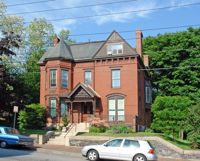 24 Mellen St in Portland, ME - Foto de edificio - Building Photo