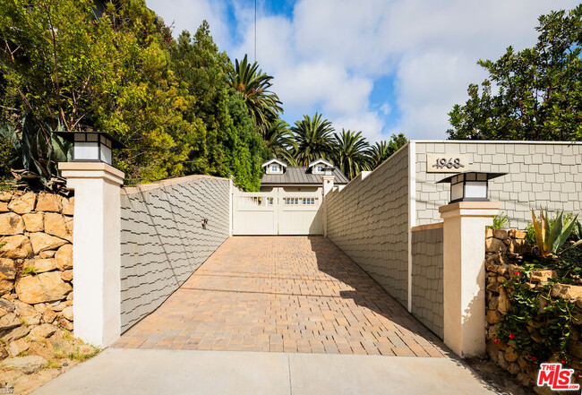 1960 Hillcrest Rd in Los Angeles, CA - Building Photo - Building Photo