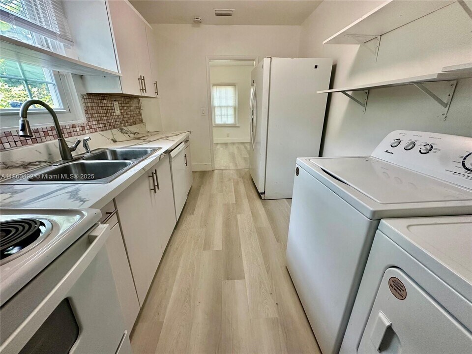 1250 NW 43rd St in Miami, FL - Building Photo