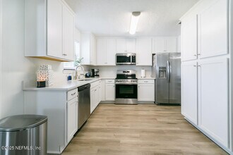 6221 Ashwood Ln in Jacksonville, FL - Building Photo - Building Photo