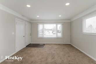 21 Thrush St in Carpentersville, IL - Foto de edificio - Building Photo