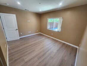 10941 Walnut Dr in Sunland, CA - Foto de edificio - Building Photo