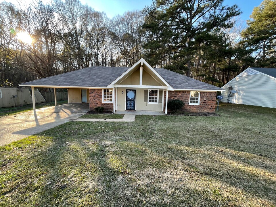 3927 Lost Lake Cir in Jackson, MS - Building Photo