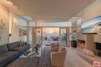 23754 Malibu Rd in Malibu, CA - Foto de edificio - Building Photo