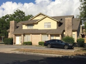 7515 Oak Chase in San Antonio, TX - Building Photo - Building Photo