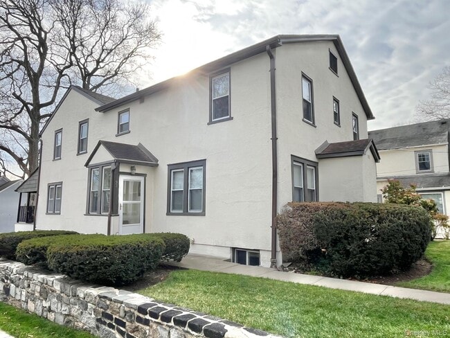 93 Myrtle Blvd in Larchmont, NY - Building Photo - Building Photo