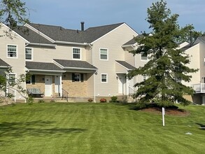 Hunter's Pointe Townhomes in Medina, OH - Building Photo - Building Photo