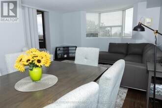 3845 Lake Shore Blvd W in Toronto, ON - Building Photo - Building Photo