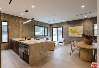 2855 S Sycamore Ave in Los Angeles, CA - Foto de edificio - Building Photo