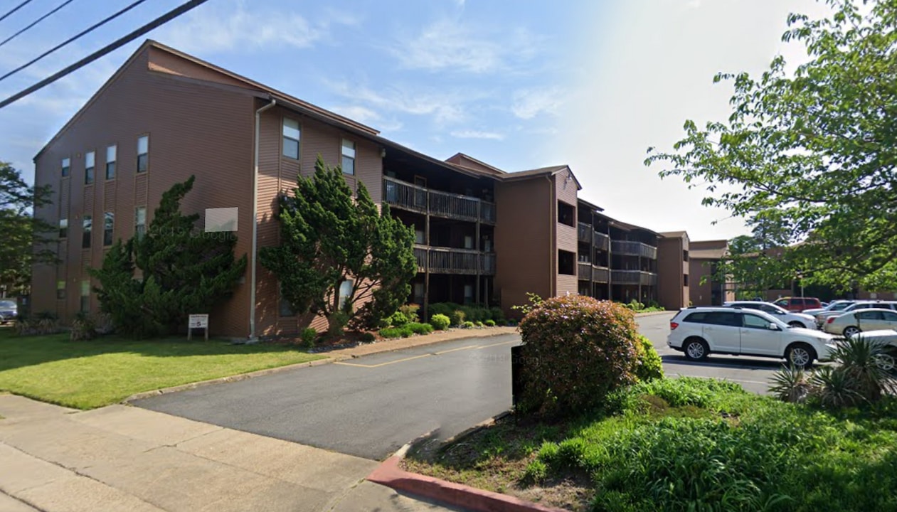 8530 Tidewater Dr in Norfolk, VA - Building Photo