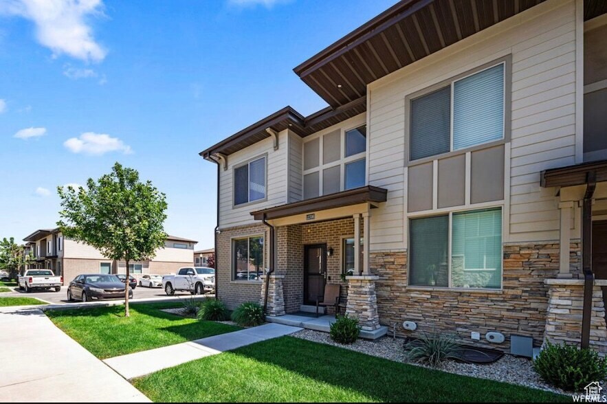 12706 Roll Save Ln in Riverton, UT - Foto de edificio